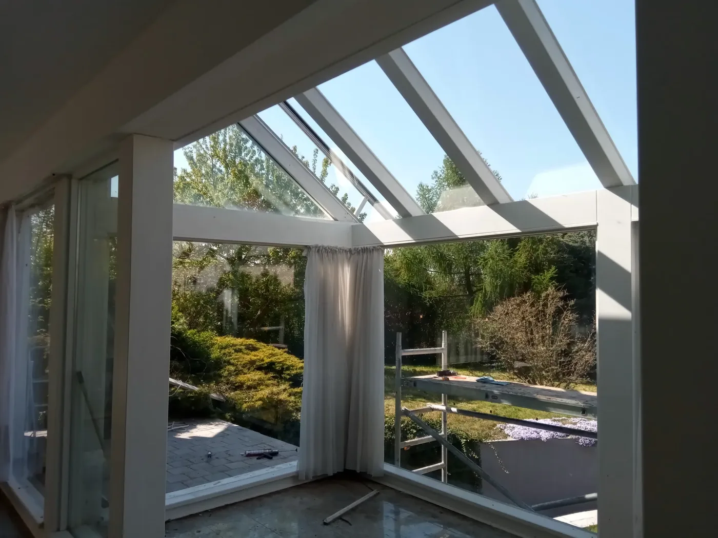 Heller Wintergarten mit großflächigem Glasdach