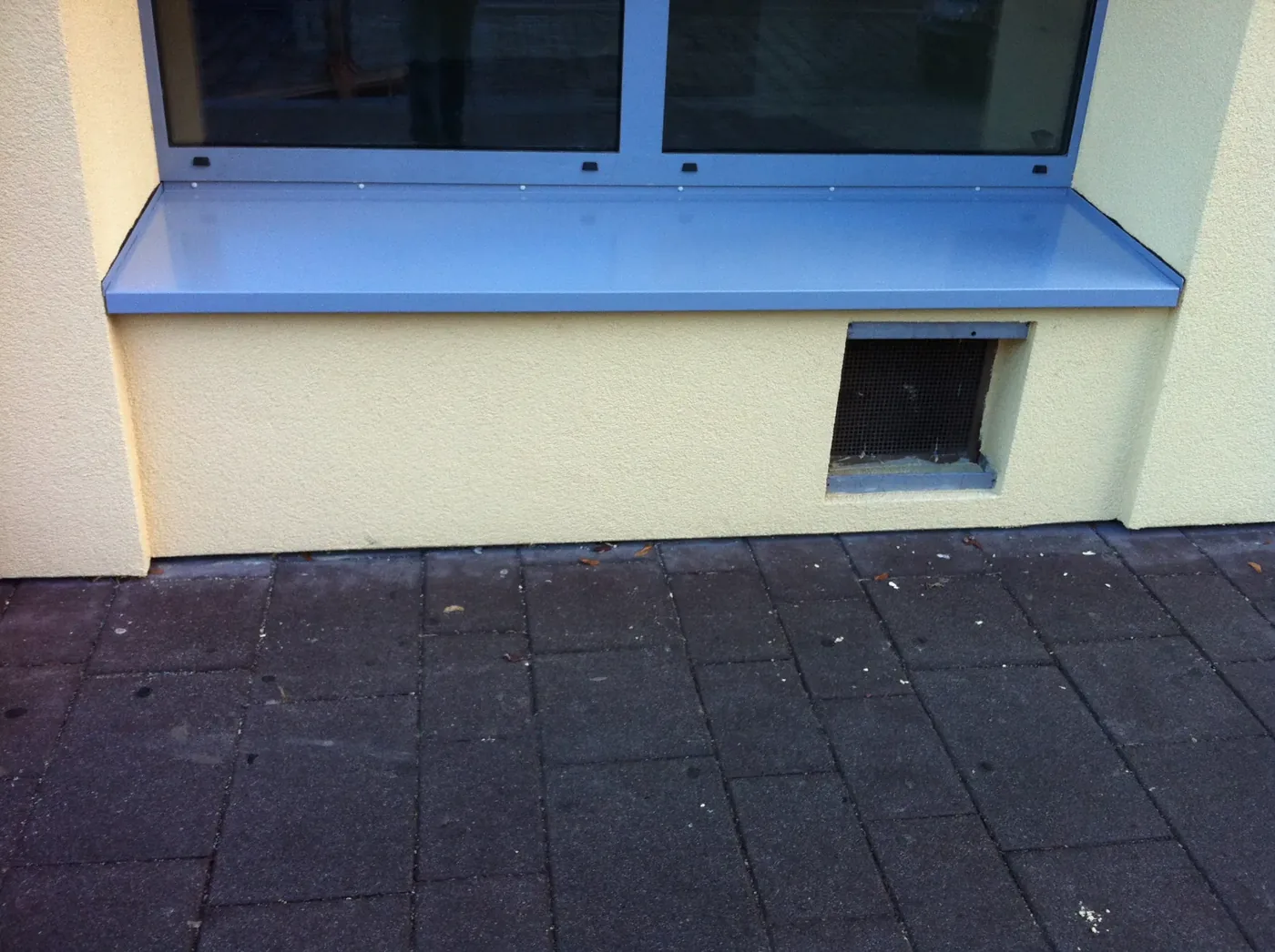 Neu montierte Außenfensterbank aus Metall